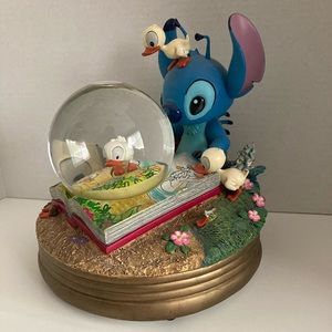 *Extremely rare* Disney lilo and stitch snow globe